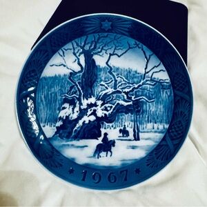 Vintage Royal Copenhagen 1967 .The plate is titled "The Royal Oak" (Kongeegen)